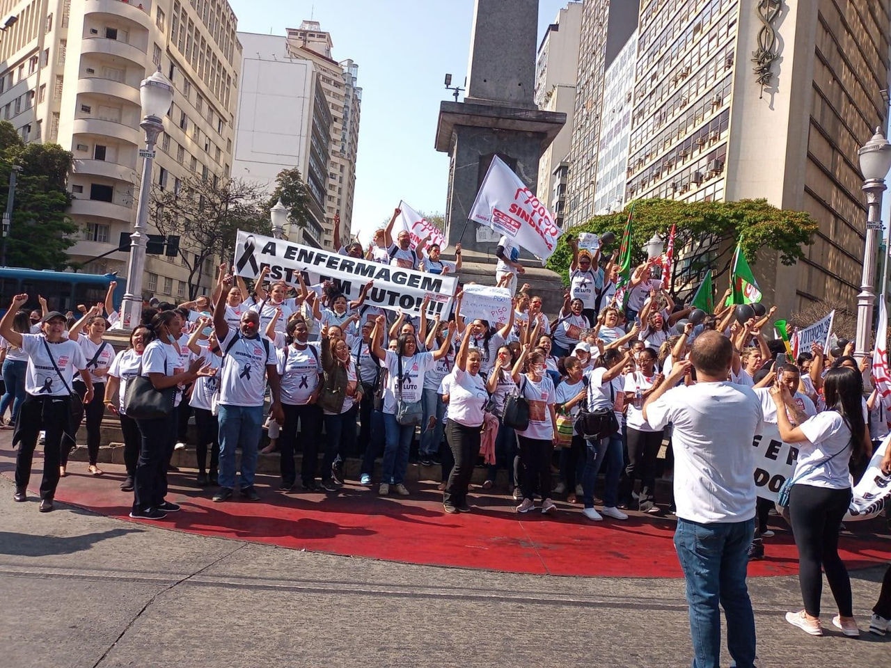 Enfermeiros da rede pública e privada protestaram na Praça Sete, no Centro de Belo Horizonte
