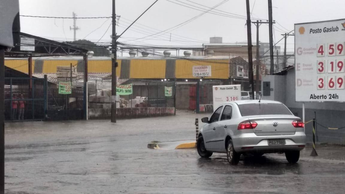 Avenida Júlia Mesquita no bairro Tirol alagado