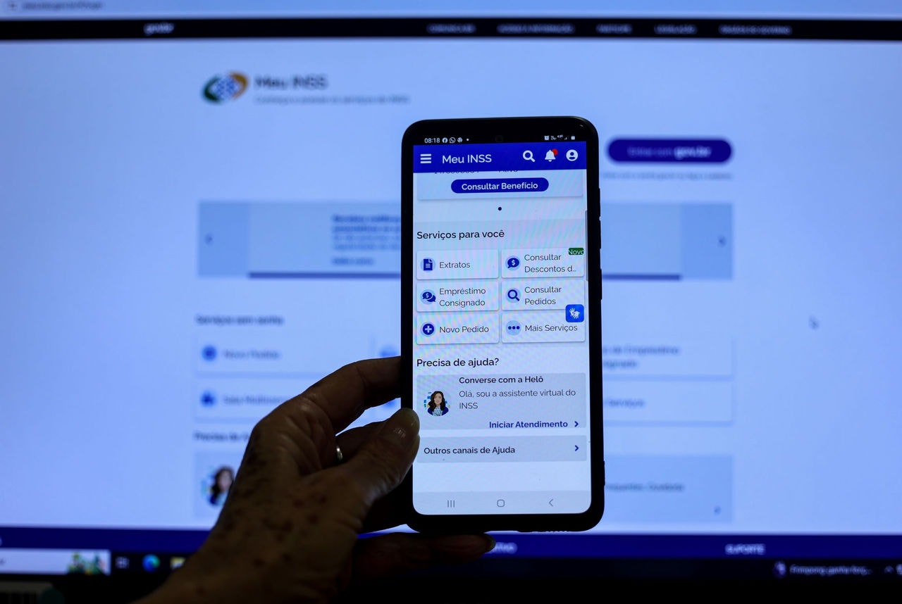 Na plataforma 'Meu INSS', que pode ser acessada via site ou aplicativo, é possível saber o nome da entidade que realizou o desconto, o valor cobrado e o período