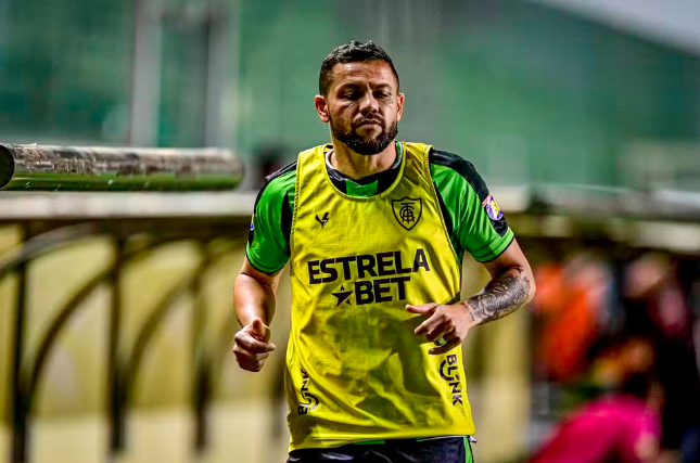 Felipe Azevedo passará por cirurgia nesta terça (8); ele teve poucas oportunidades nesta temporada pelo Coelho