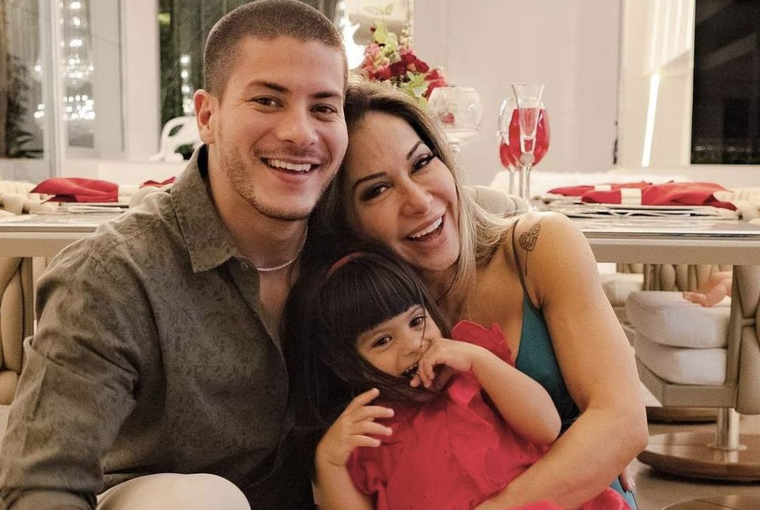 Arthur Aguiar, a esposa Maíra Cardi e a filha Sophia Cardi Aguiar Maira Cardi, Arthur Aguiar e Sophia Aguiar