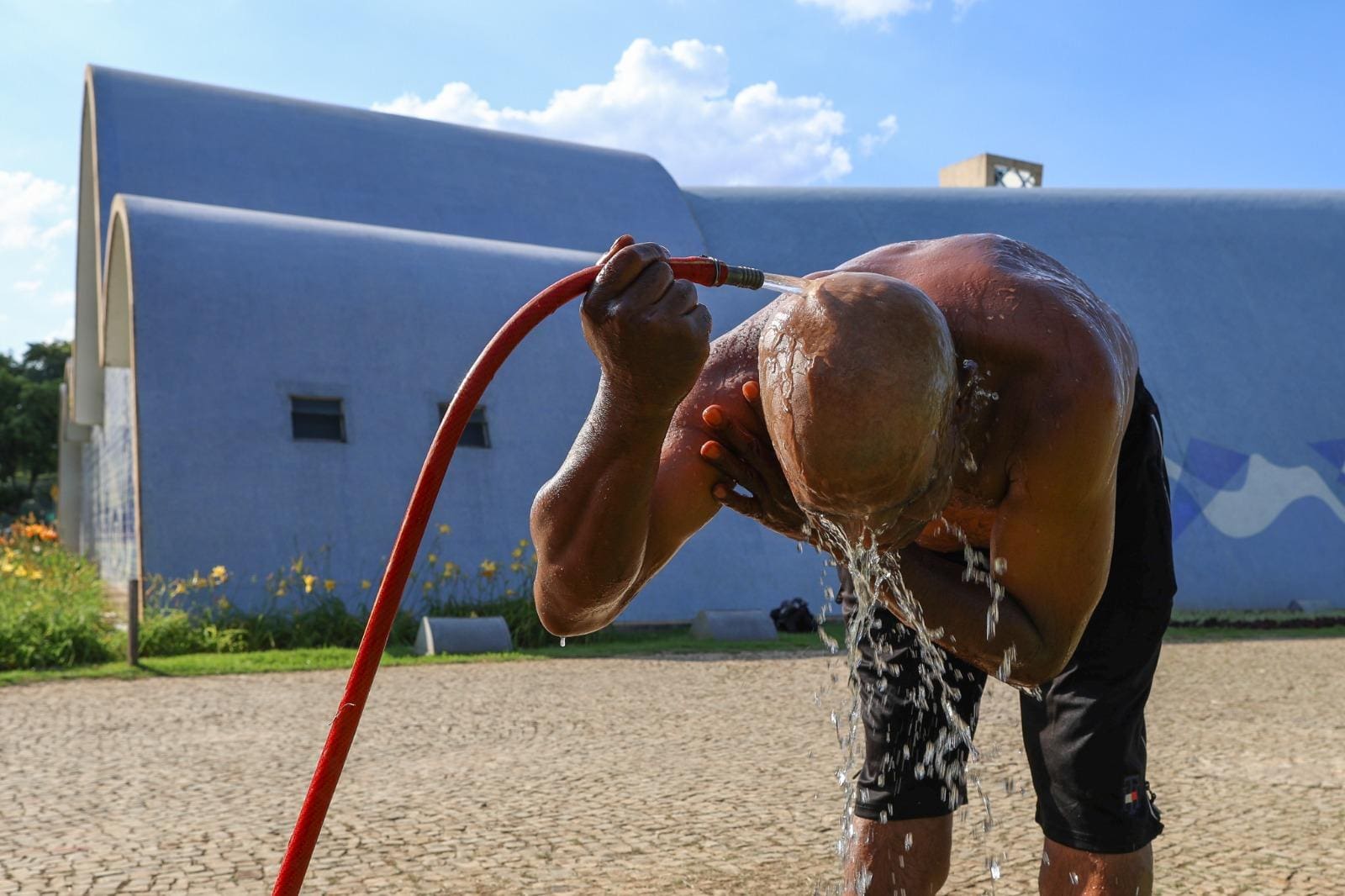 Homem se refrescando na Pampulha em BH