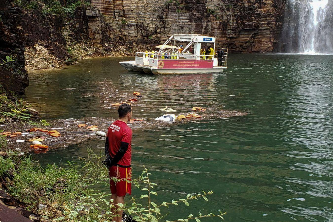 ALT Bombeiro observa restos de embarcações destruídas pelo desprendimento de parte do cânion no lago de Furnas, na região de Capitólio, em janeiro de 2022