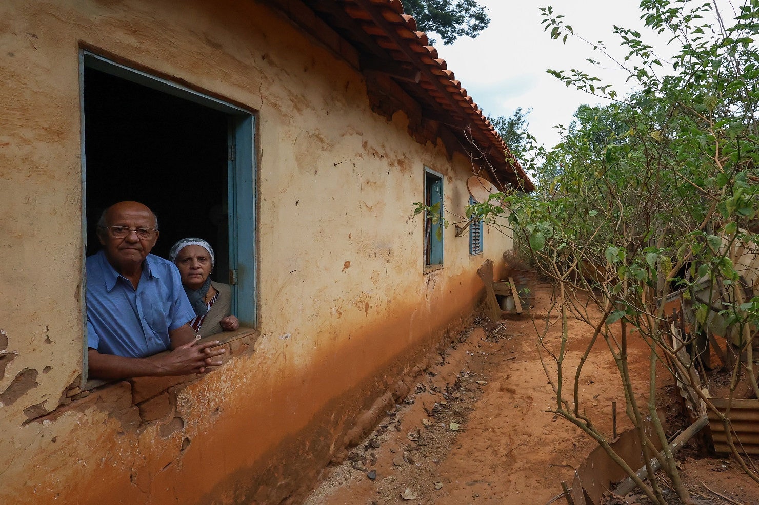 Seu João e dona Geralda na humilde casa dos antepassados do idoso