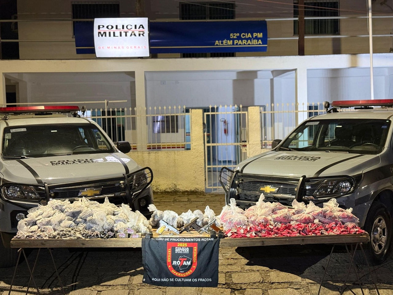 Drogas e armamentos foram apreendidos durante a operação da Polícia Militar de Minas Gerais
