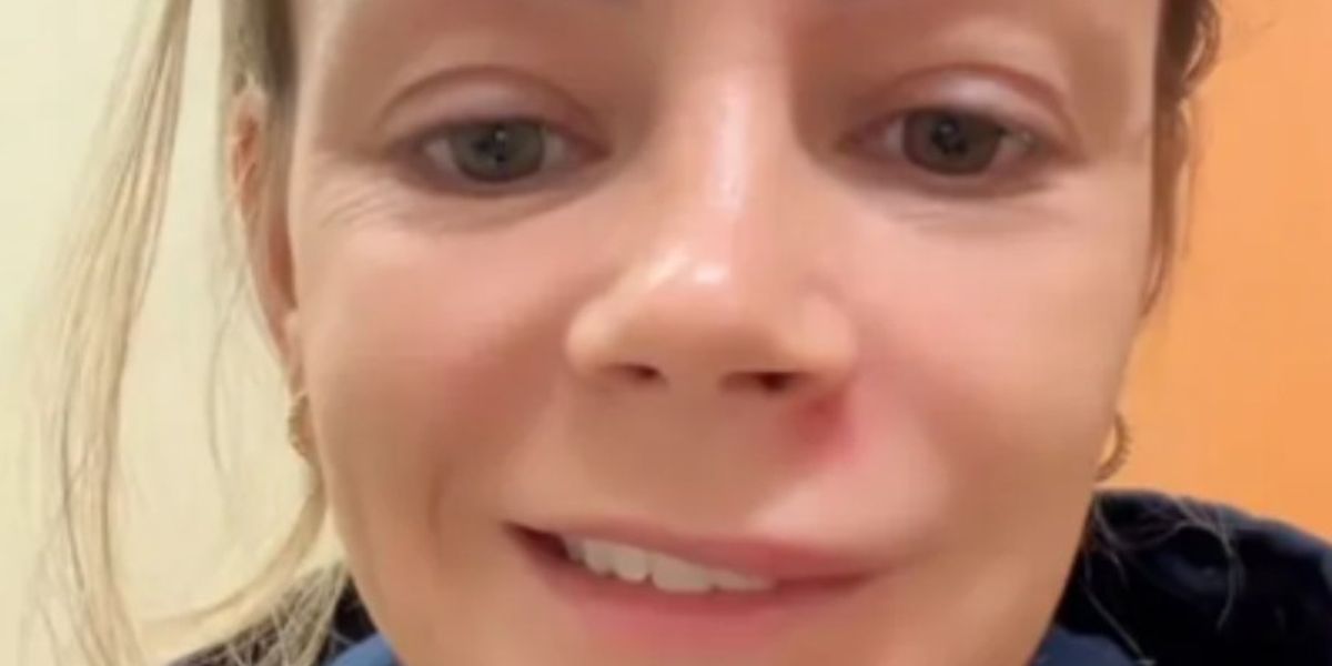 Mulher é internada após espremer espinha no rosto