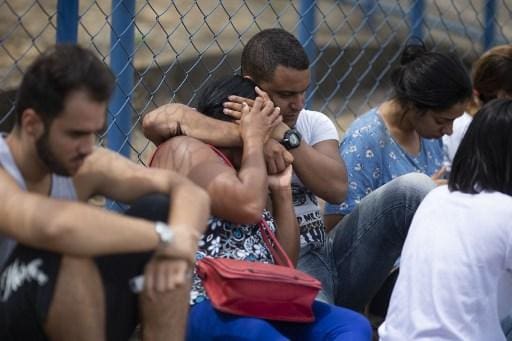 Famílias aguardam notícias de parentes desaparecidos após rompimento de barragem da Vale, em Brumadinho