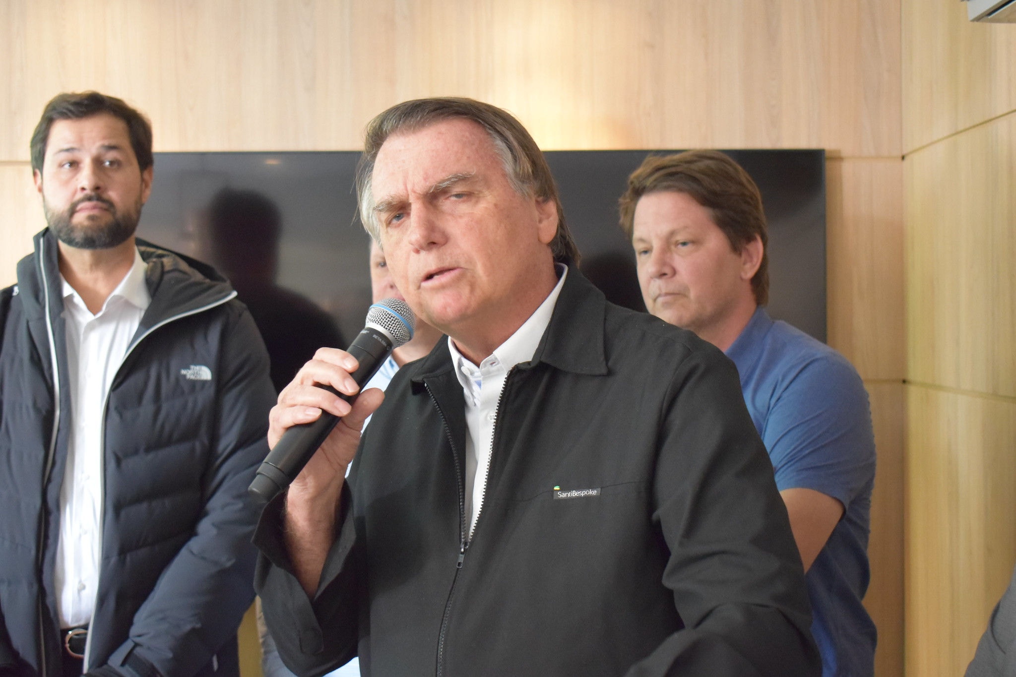O ex-presidente Jair Bolsonaro (ao centro) é o principal alvo da ação penal que apura uma suposta tentativa de golpe de Estado para mantê-lo no poder após a derrota nas eleições de 2022