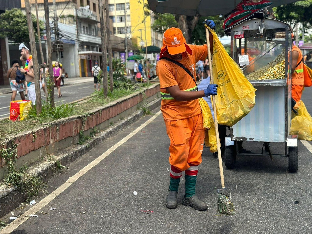 Gari trabalha na limpeza da avenida Augusto de Lima, no Barro Preto, após desfile de bloco no Carnaval de Belo Horizonte