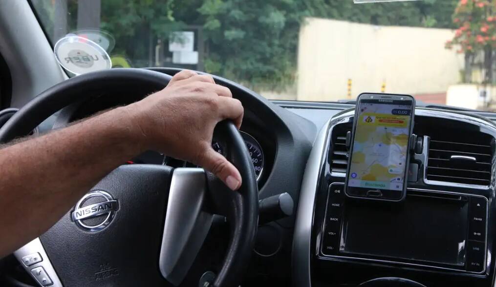 De acordo com a vítima, motorista expulsou casal do carro após vários insultos