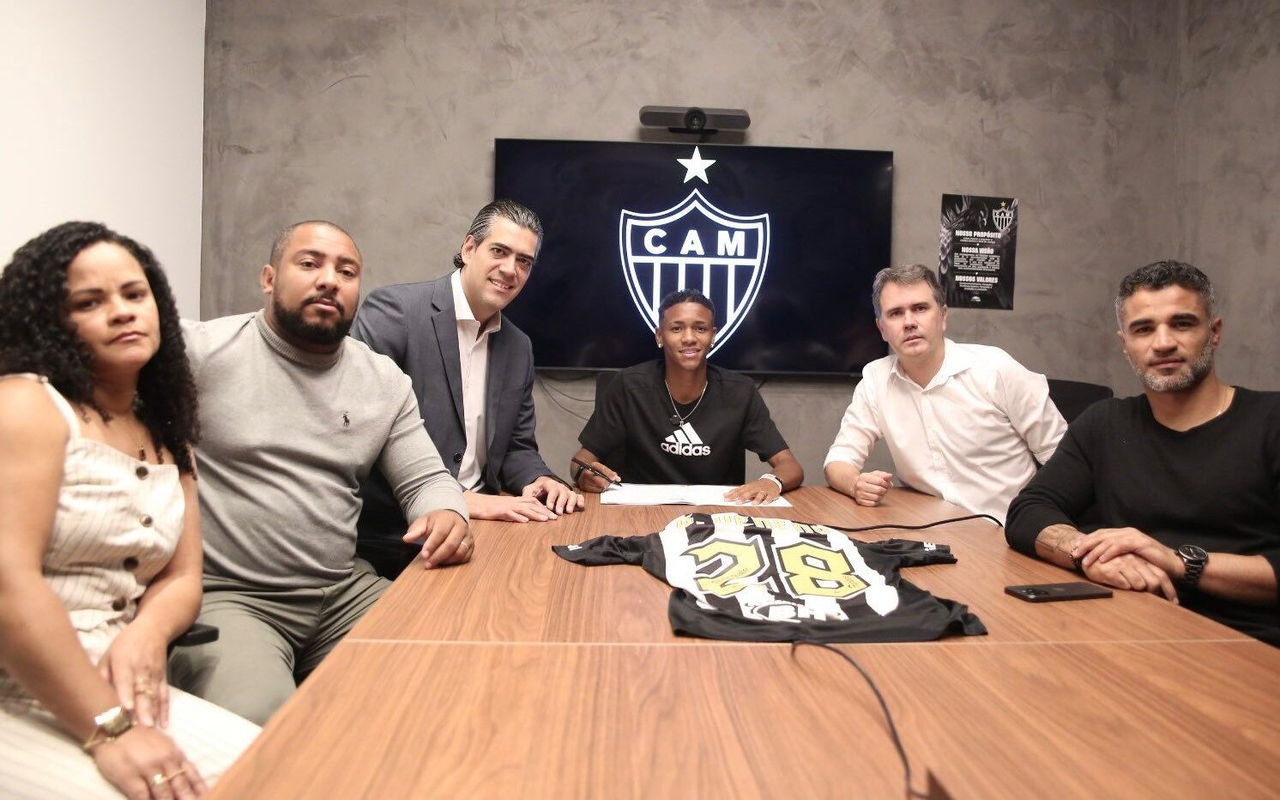 Gabriel Veneno assina seu primeiro contrato profissional com o Galo. (Foto: Reprodução/X)