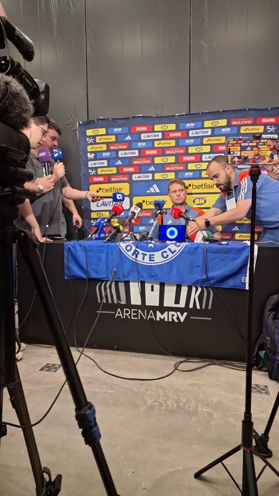 A rejeição da Raposa ao espaço de entrevista começou após polêmica no primeiro duelo entre as equipes na casa nova do alvinegro