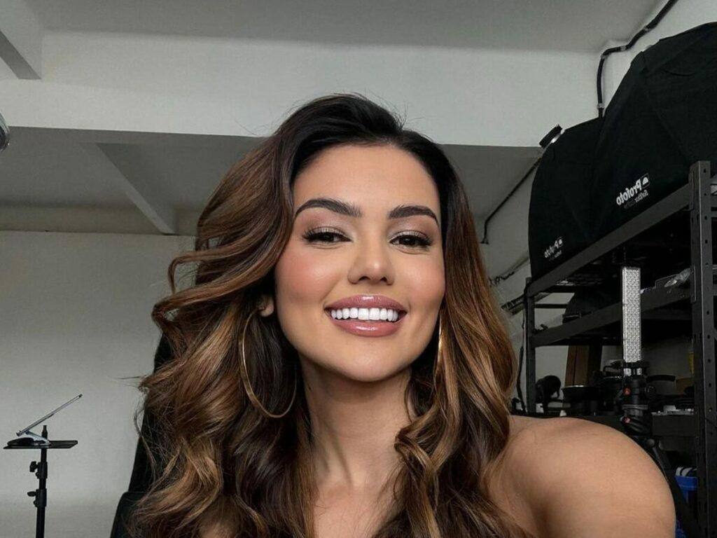Ex-BBB Eslovênia aposta em biquíni pink e corpo de ‘boneca’ chama atenção