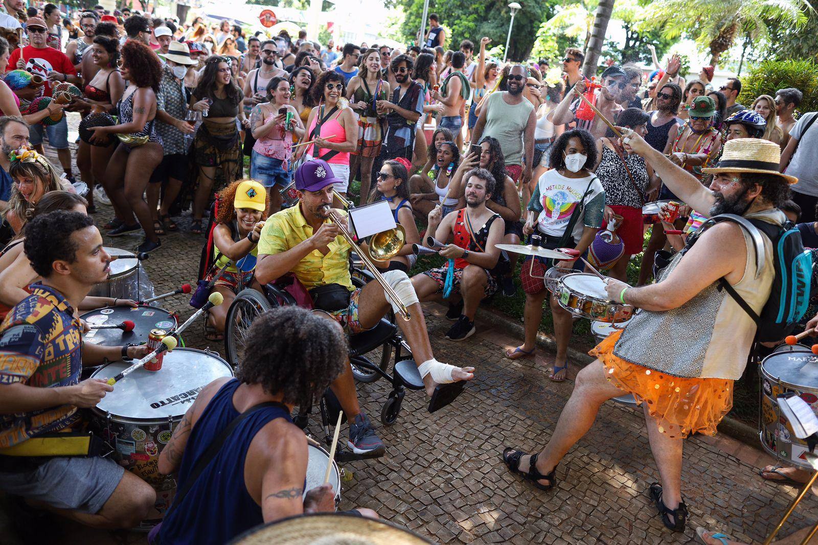 Foliões na Praça Duque de Caxias no Santa Tereza, que reúne milhares de foliões