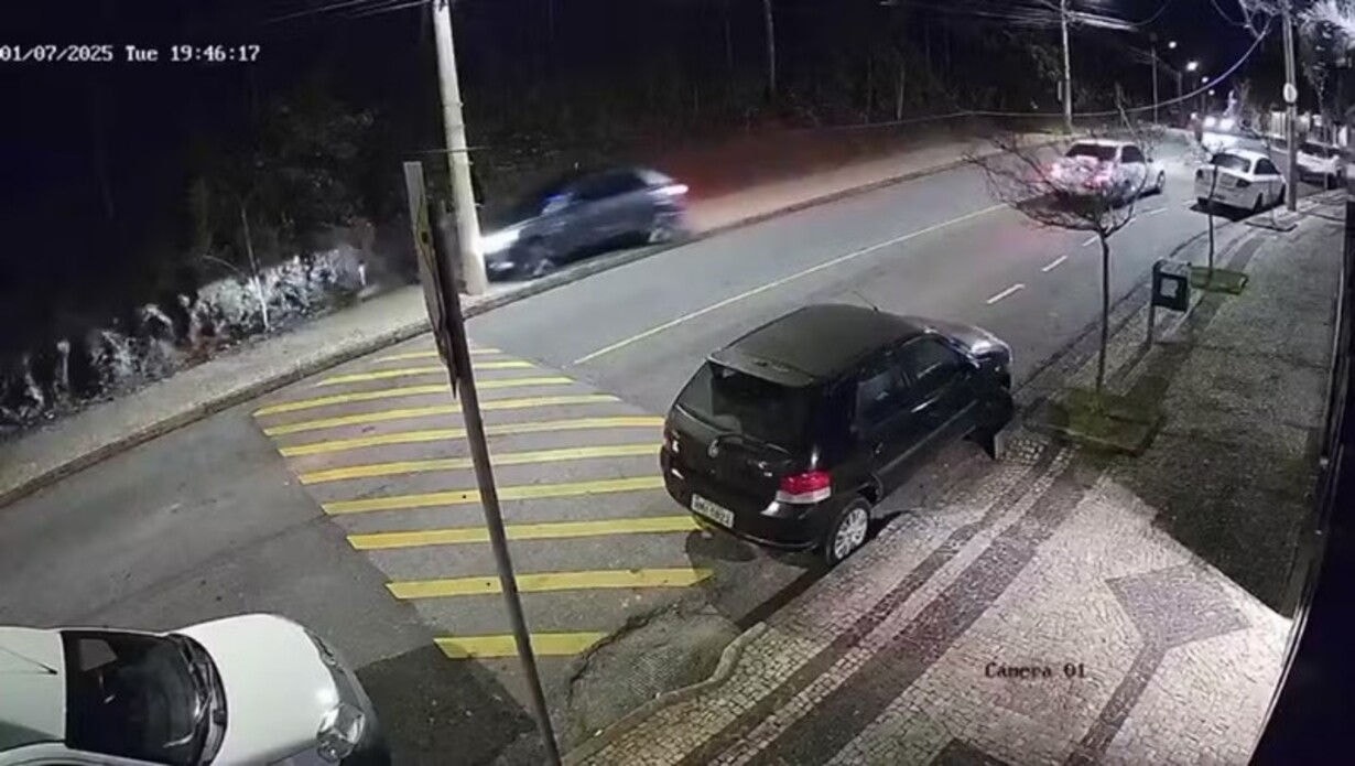Idoso passa mal e bate carro em poste no Belvedere, em BH
