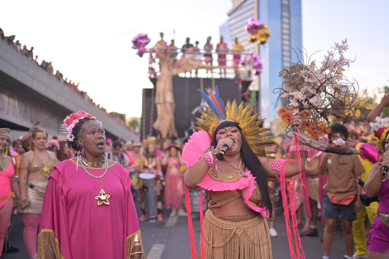 Célia Xakriabá participou do ato de abertura do bloco que inicia a folia em Belo Horizonte, neste sábado 