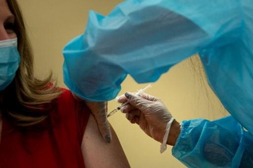 As primeiras vacinas chegaram ao braço da população em dezembro de 2020.