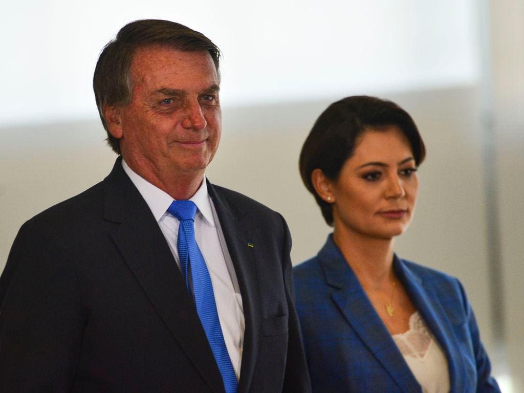 Pelo Twitter, Bolsonaro afirmou que as despesas para os familiares ocorreram antes da campanha do Pix. Os pagamentos para Michelle foram “para despesas diversas dela, das 2 filhas e da casa”.