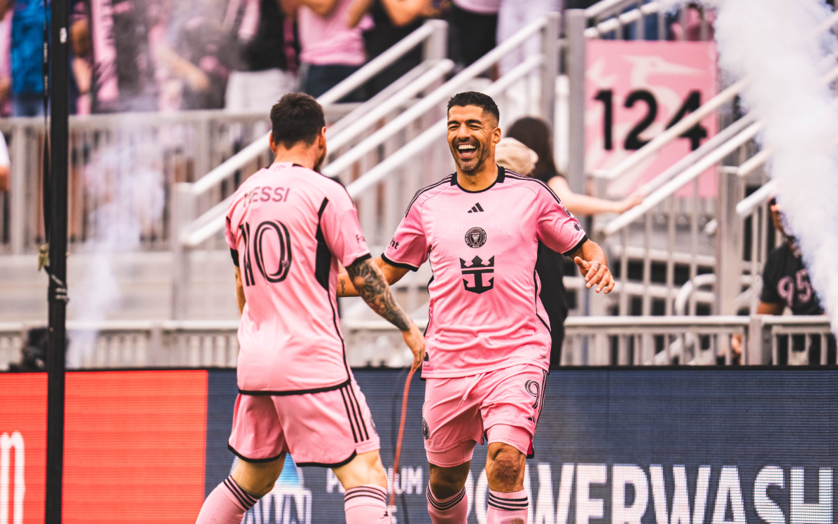 Messi e Suárez comemoram gol pelo Inter Miami na MLS. (Foto: Reprodução/X/@InterMiamiCF)