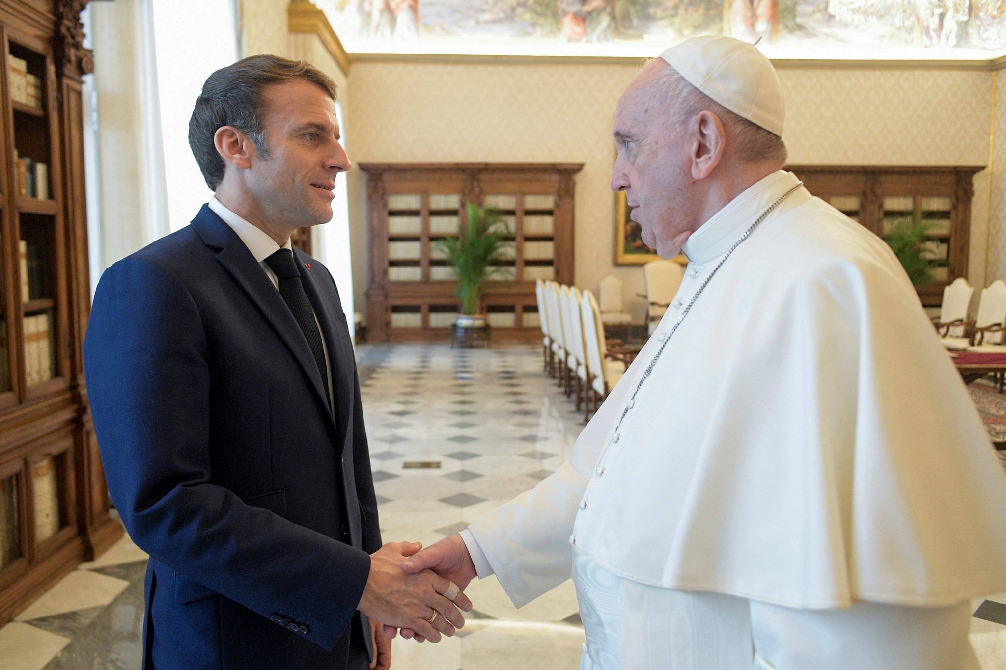Papa recebe Macron em um momento delicado para os católicos franceses