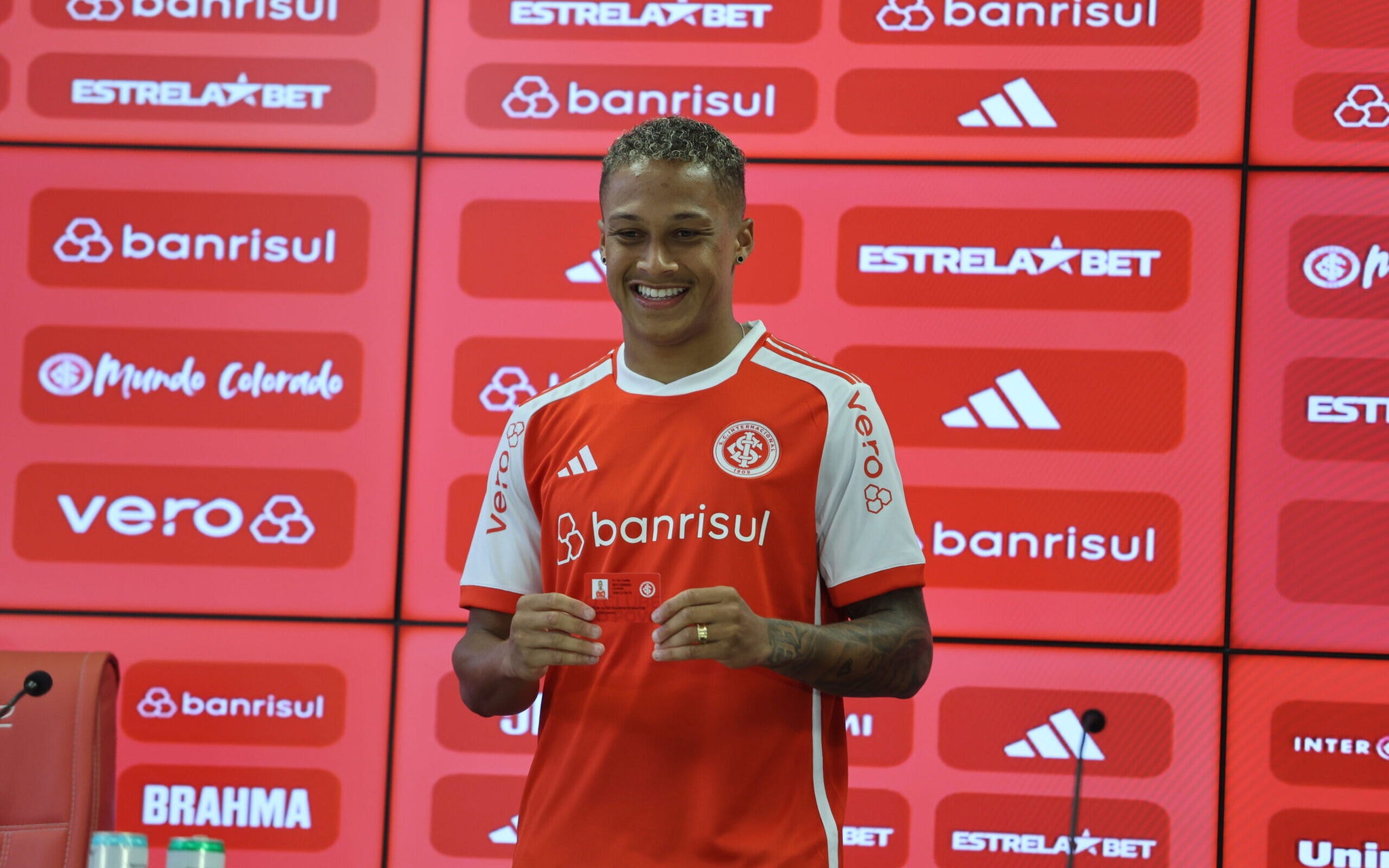 Vitinho tem contrato ampliado até junho de 2026 (Foto: Ricardo Duarte/SC Internacional)