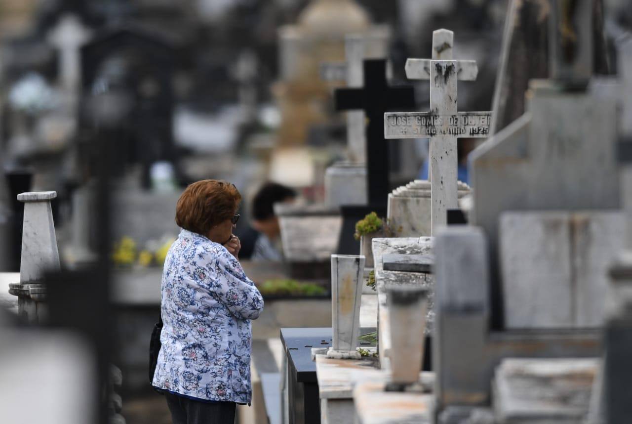 Dia de Finados lota cemitérios de Belo Horizonte
