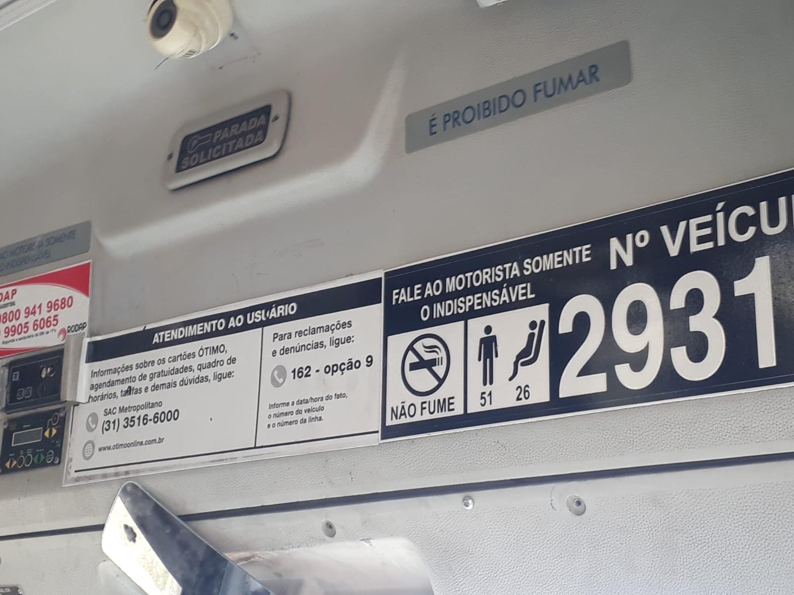 Aviso interno dentro do Move Metropolitano sinaliza que capacidade máxima é de 77 passageiros, 51 em pé e 26 sentados.