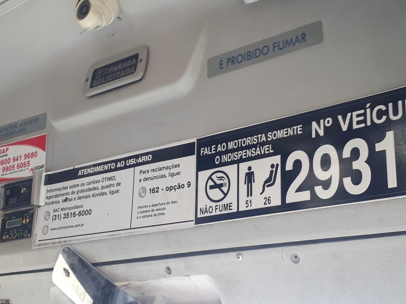 Aviso interno dentro do Move Metropolitano sinaliza que capacidade máxima é de 77 passageiros, 51 em pé e 26 sentados