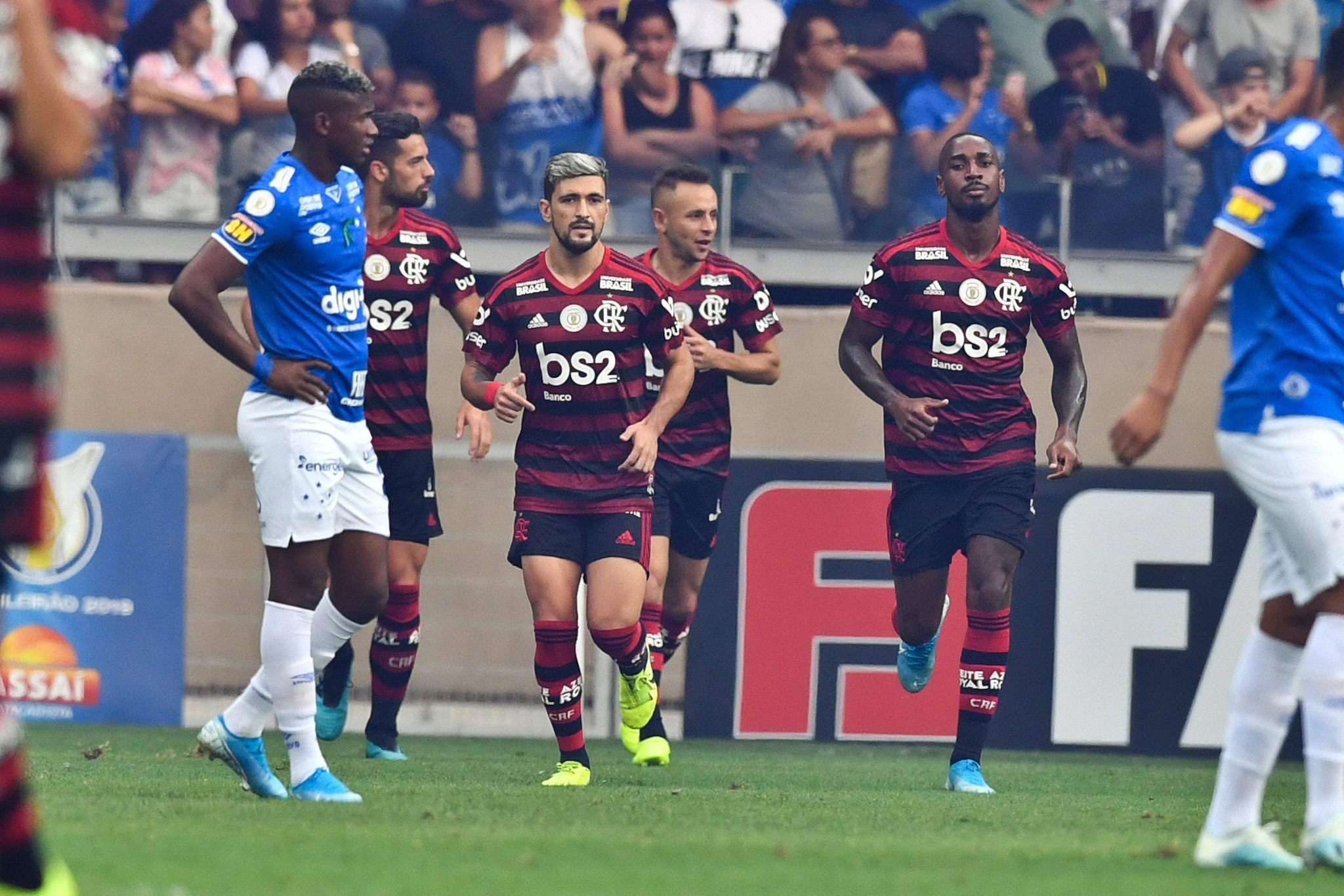 Cruzeiro vai a campo com: Fábio; Orejuela, Cacá, Fabrício Bruno e Egídio; Henrique, Éderson, Robinho e Thiago Neves; David e Pedro Rocha.