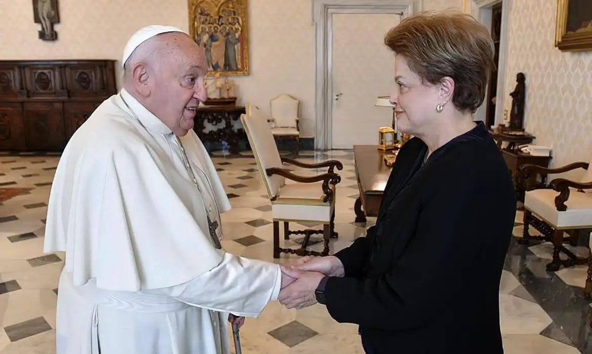O papa Francisco se reencontrou com a ex-presidente Dilma Rousseff neste sábado (27), no Vaticano