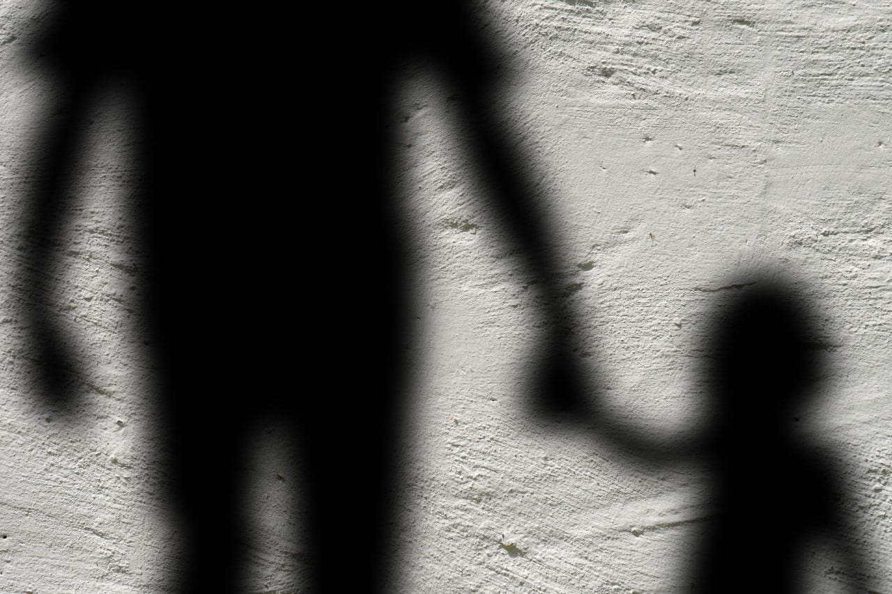 Homem pegou criança a força e a beijou