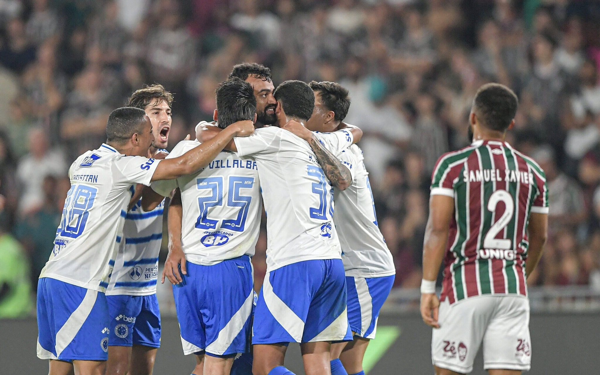 Cruzeiro comemora gol de Fabricio Bruno contra o Fluminense