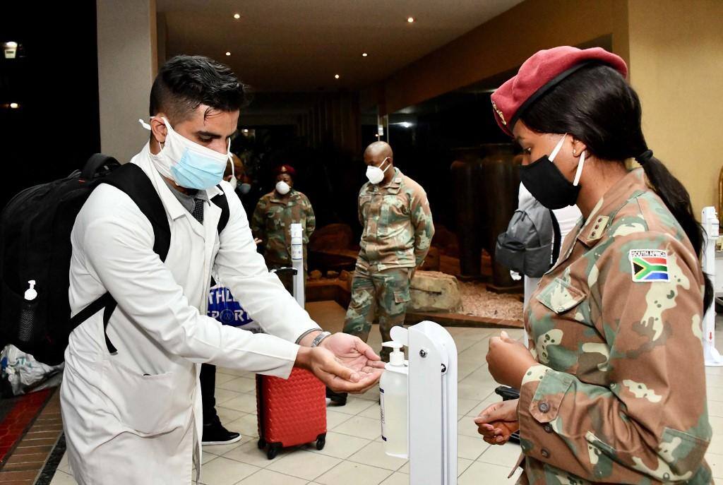Médicos de Cuba chegam na África do Sul para ajudar no combate ao coronavírus