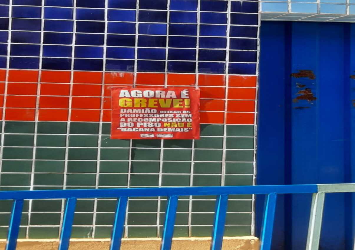 Segundo o sindicato que defende a categoria, cerca de 80% das escolas estão em greve