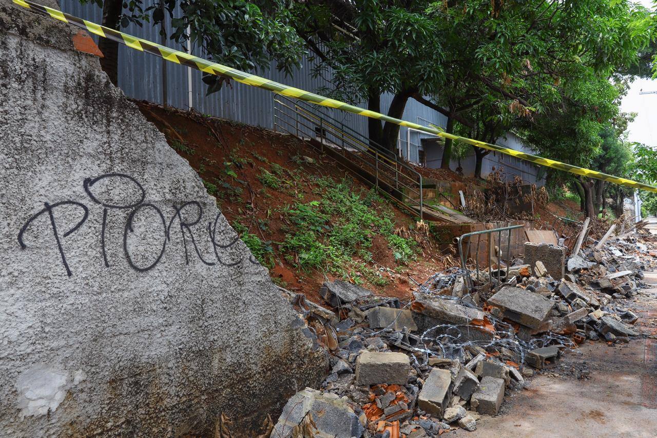 Chuva derrubou muro sobre carros no bairro Itapoã, na região da Pampulha