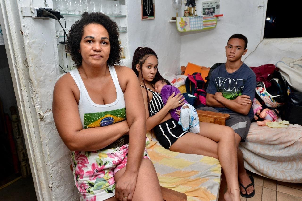 "Eu estou com medo, moro eu, meu marido, meus três filhos, meu genro e meu netinho que tem só 20 dias São sete pessoas em uma casa só", conta apreensiva a diarista Lucileia Silva, 40