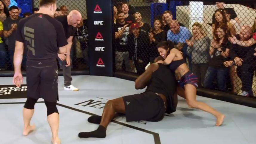 Shaquille O’Neal é finalizado em brincadeira com Claudia Gadelha