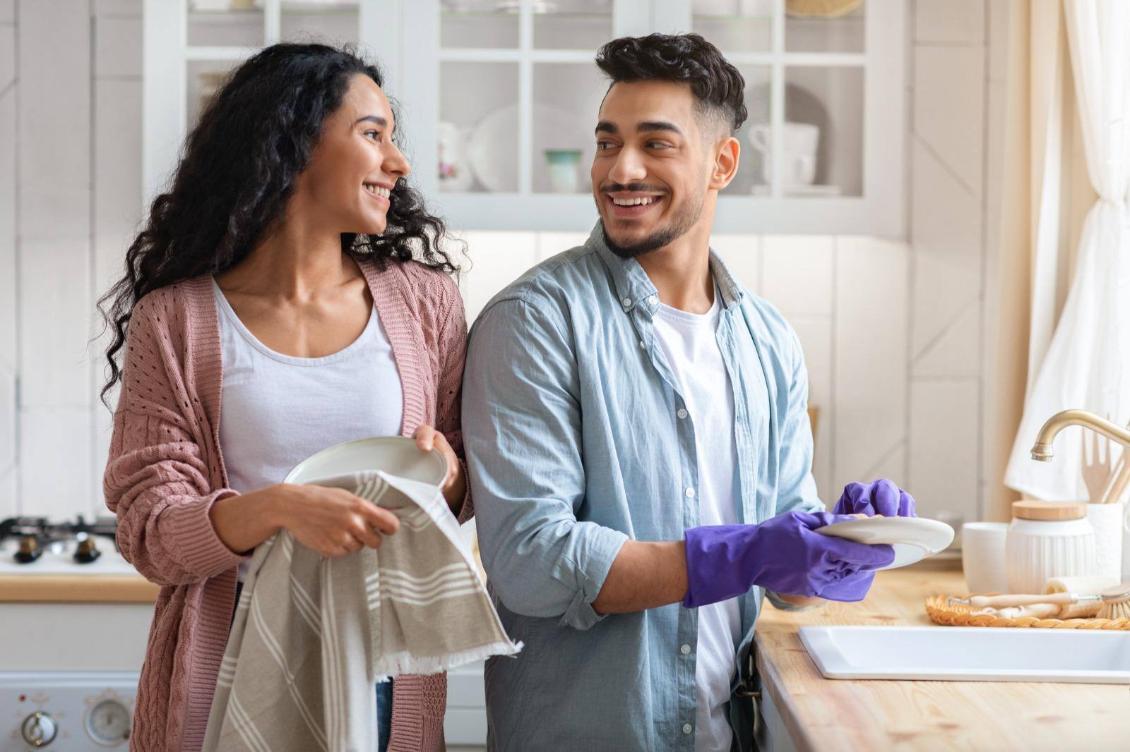 Fazer as tarefas de casa juntos pode melhorar a vida sexual dos casais