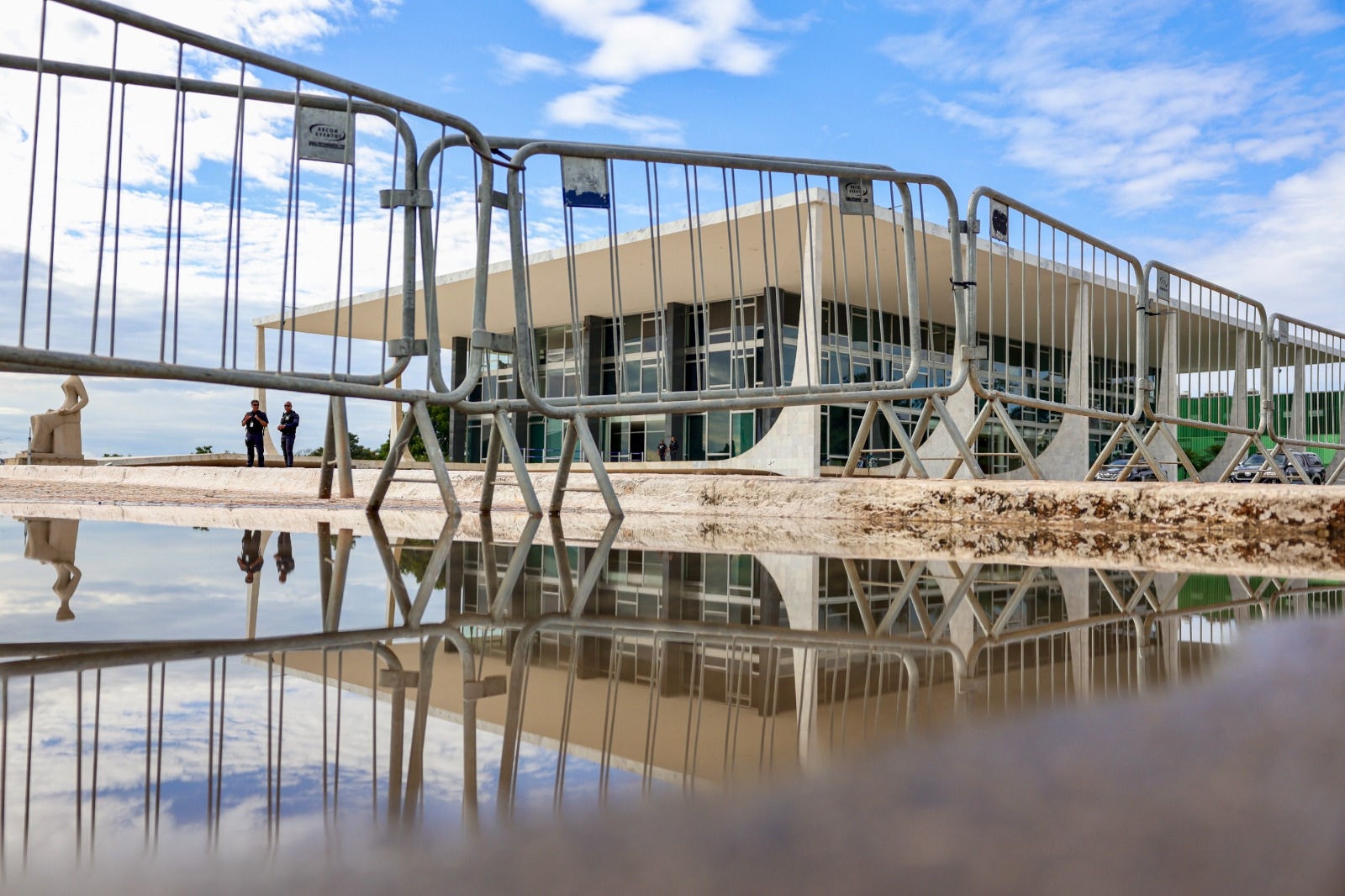 Praça dos Três Poderes, em Brasília, reúne o Congresso Nacional, o Palácio do Planalto e o STF.