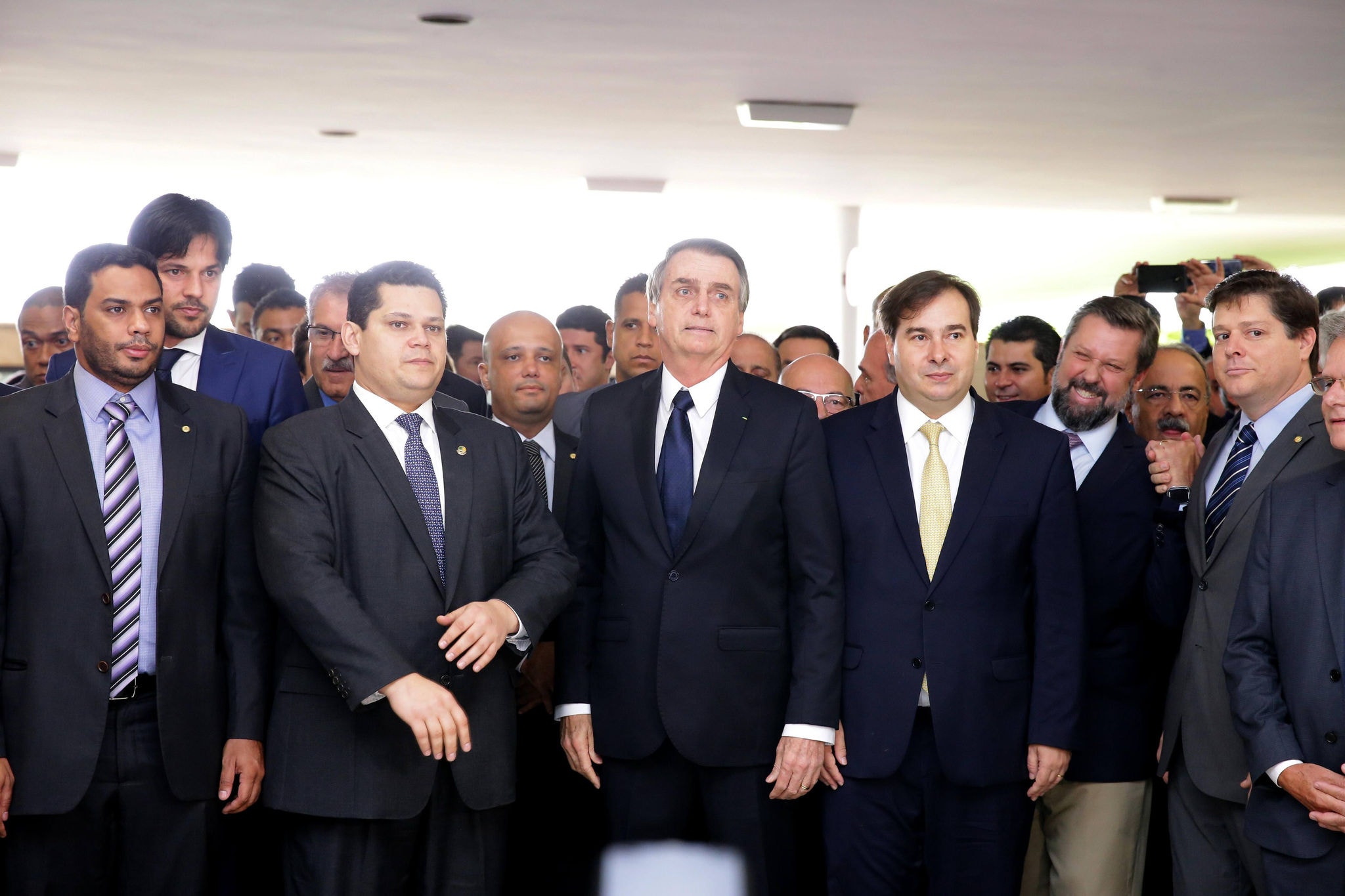 O presidente do Senado, Davi Alcolumbre, Jair Bolsonaro e Rodrigo Maia na chapelaria do Congresso