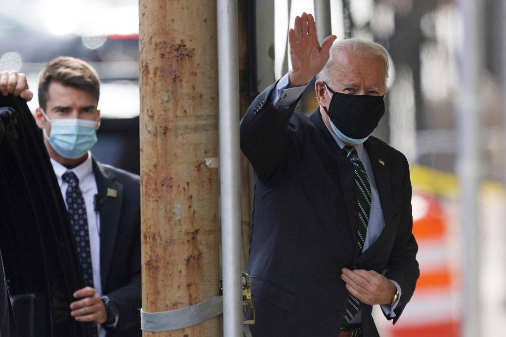 Biden chega ao teatro Queen, em Wilmington (Delaware), antes de anunciar nomes-chave de sua equipe na Casa Branca