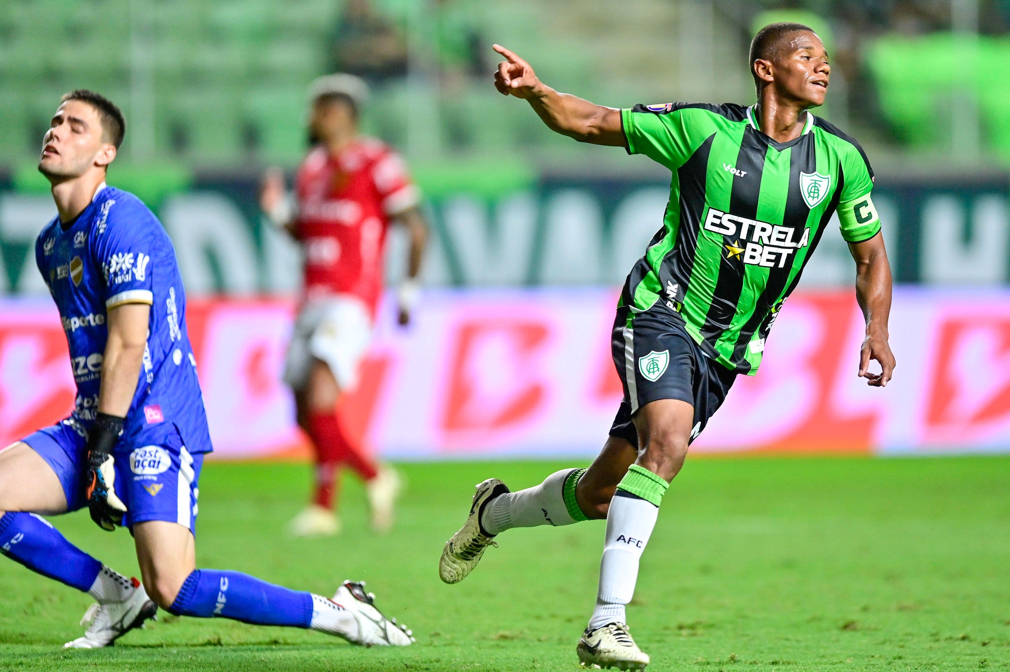 Juninho, volante do América, comemora gol sobre o Vila Nova