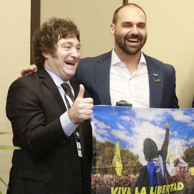 O deputado federal Eduardo Bolsonaro com o presidente eleito da Argentina, Javier Milei