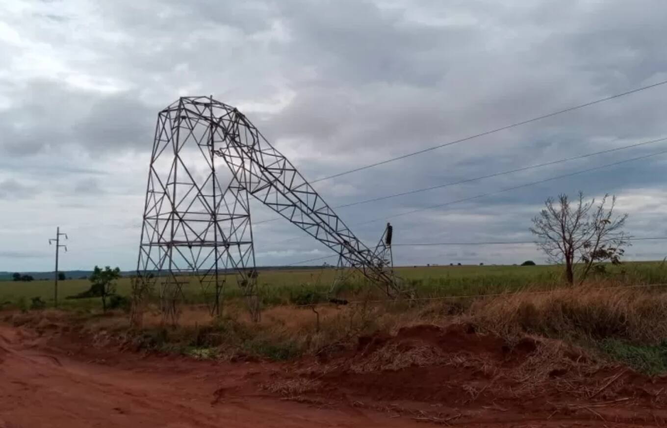 Tempestade derruba torres e 13 cidades ficam sem energia em Minas; veja quais