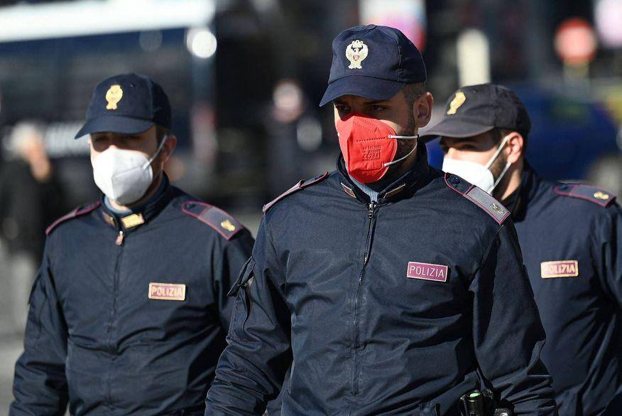 Policiais não gostaram de receber máscaras rosas