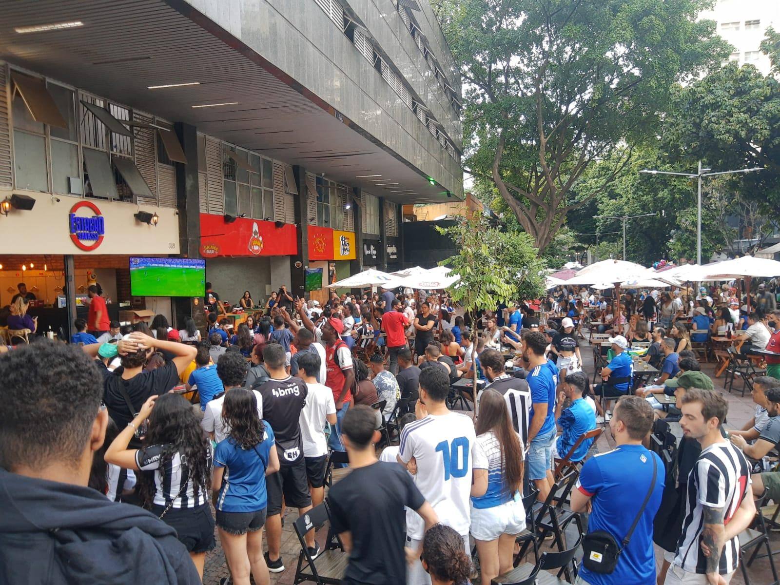 Torcedores acompanham clássico na Savassi