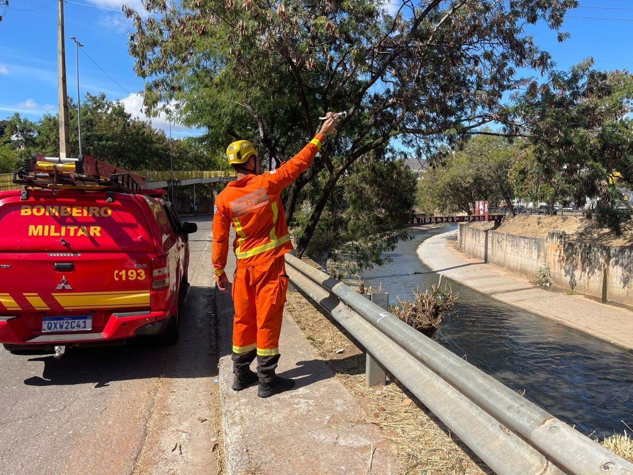 Bombeiros estão utilizando drone para procurar pessoa que caiu no Arrudas