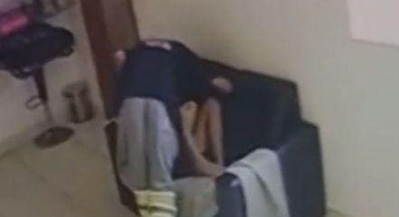Câmera de segurança registrou momento em que homem beija uma menina de 10 anos em São Paulo