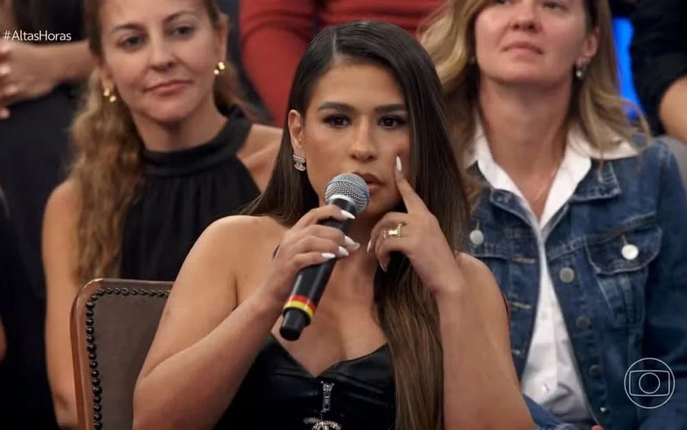 A cantora Simone Mendes esteve no 'Altas Horas' do último sábado (15/06) e falou do rompimento musical com a sua irmã, Simaria