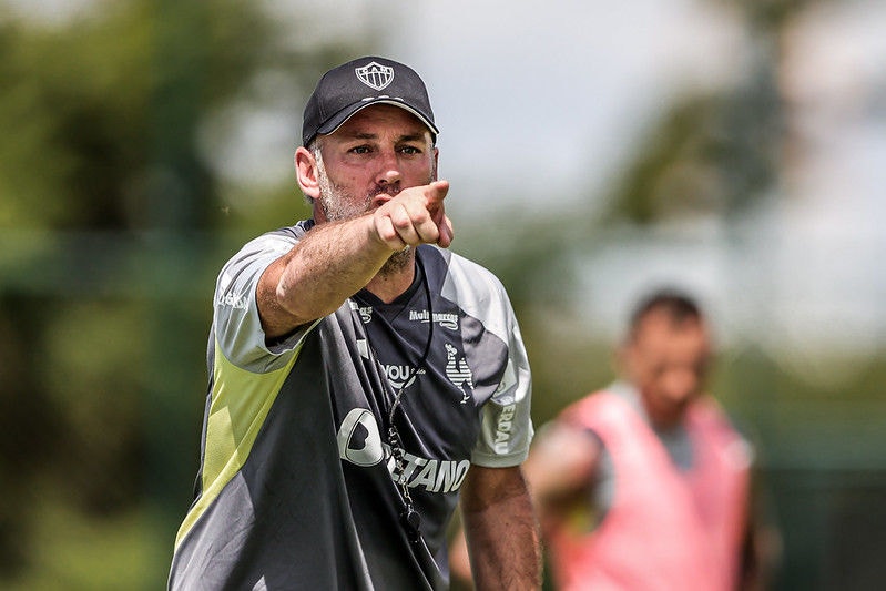 Gabriel Milito, técnico do Atlético, terá reforço para definir o Galo contra o Fortaleza, pelo Brasileiro 